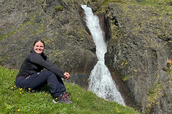 Pause in der Natur - Frau an einem Wasserfall